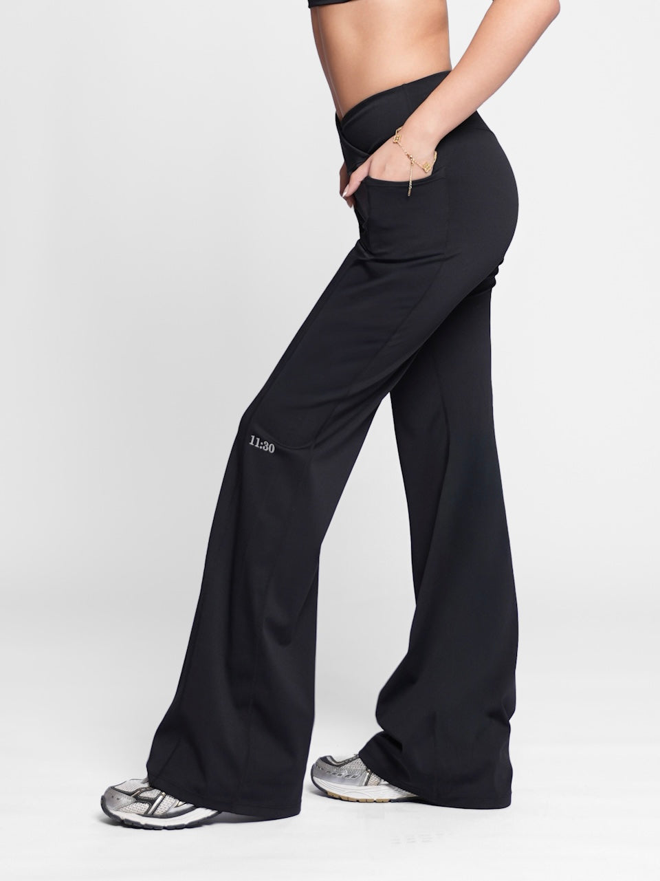 Hourglass Flared Leggings in True Black